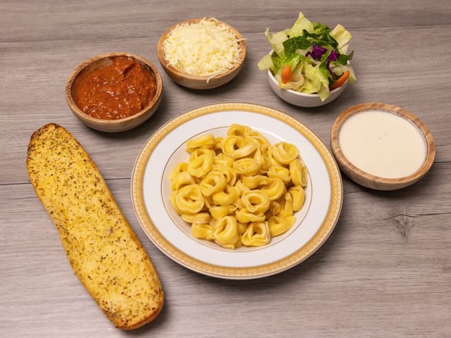 Cheese Tortellini W/Alfredo Sauce.