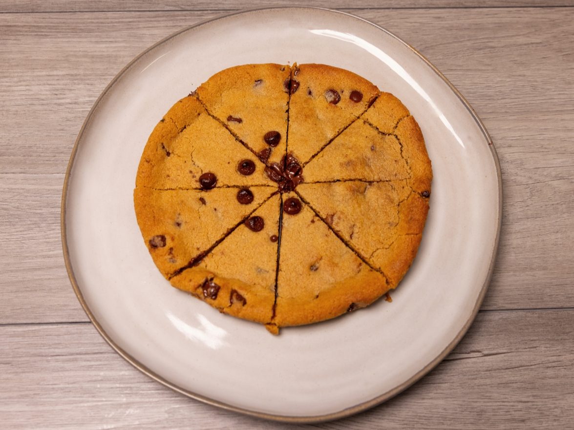Chocolate Chip Pizza Cookie (8").